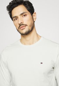 Tommy Hilfiger STRETCH SLIM FIT - Camisola de manga comprida - ivory