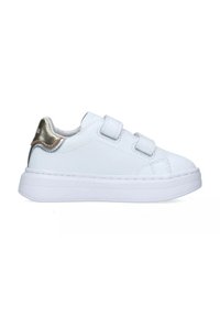 Sneakers bianchi in materiale sintetico con strap in velcro, dalla finitura liscia, suola bianca sollevata e dettaglio metallico dorato sul tallone.