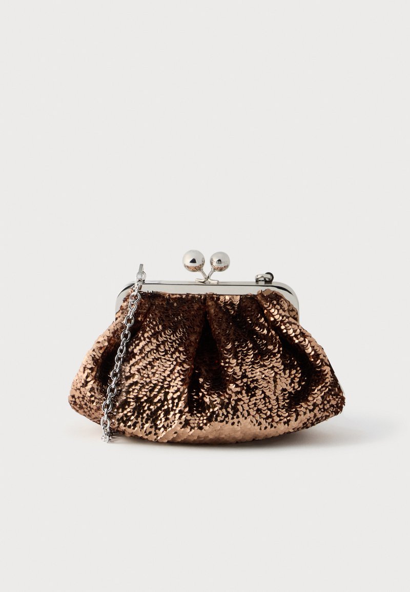 Φάκελος clutch σε ροζ χρυσό με παγιέτες, σχεδιασμός με μαζεμένο ύφασμα, ασημένιο κούμπωμα κλεισίματος και αποσπώμενο λουράκι αλυσίδα.