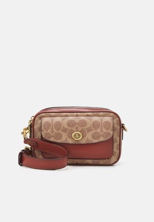 Sac bandoulière rectangulaire marron avec motif signature, poche à rabat avant avec fermeture à tour dorée et bandoulière en cuir réglable avec ferrures dorées.