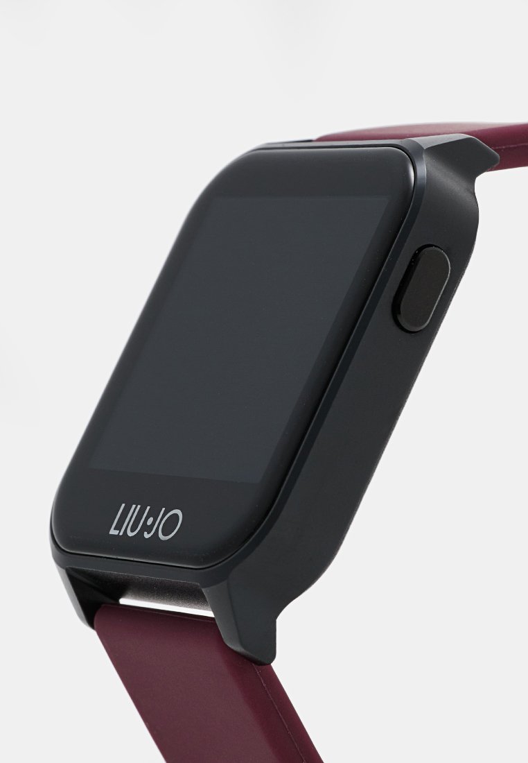 Smartwatch mit einem rechteckigen schwarzen Ziffernblatt, dunklem Gehäuse und burgunderrotem Silikonarmband. Das Armband hat eine Textur und verfügt über eine seitliche Taste für die Funktionalität.