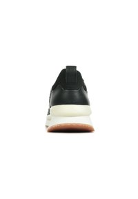 Sneaker in pelle nera con una suola intermedia bianca e suola in gomma, dotata di un tabulato sul tallone e superficie liscia, mostrata da dietro.