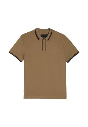 Khaki polo z miękkiego materiału, z zamkiem przy kołnierzy oraz kontrastującymi ciemnoczerwonymi i czarnymi paskami na kołnierzu i rękawach.