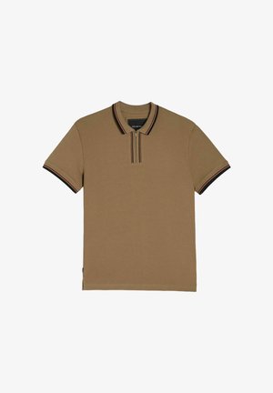 Khaki polo z miękkiego materiału, z zamkiem przy kołnierzy oraz kontrastującymi ciemnoczerwonymi i czarnymi paskami na kołnierzu i rękawach.
