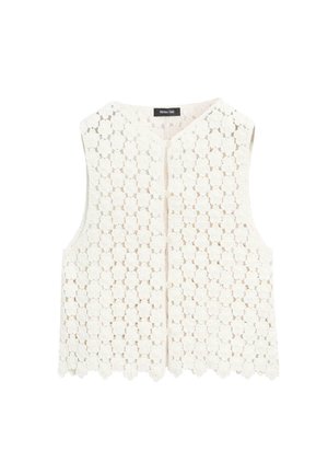 Mouwloos wit gehaakt vest met bloemmotief, V-hals en geschulpte zoom, plat neergelegd.