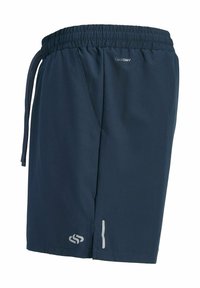 Short de sport bleu marine avec taille élastique, cordon de serrage, poches latérales, logo QuickDRY près de la taille et détails réfléchissants près de l’ourlet.