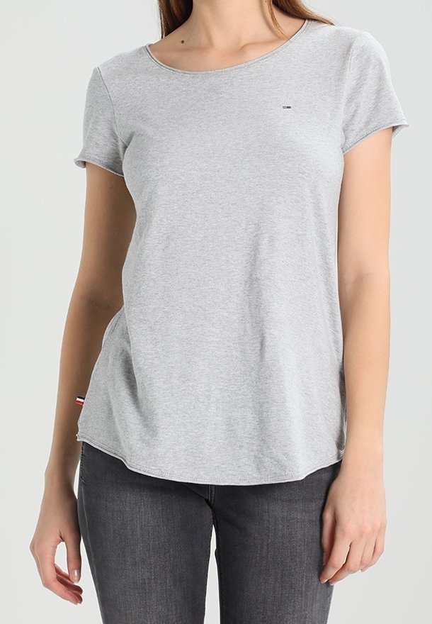 Grå bomullströja med kort ärm, rund halsringning och en liten logotyp på bröstet. Mjuk textur och vanlig passform med en svagt rundad nederkant.