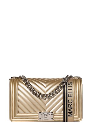 Metallisch goldfarbene Handtasche mit chevron-gequiltetem Muster, silberner Kettenriemen und mit Logo geprägtem Verschluss. Akzentuiert mit einem schwarzen Riemen, der den Markennamen trägt.