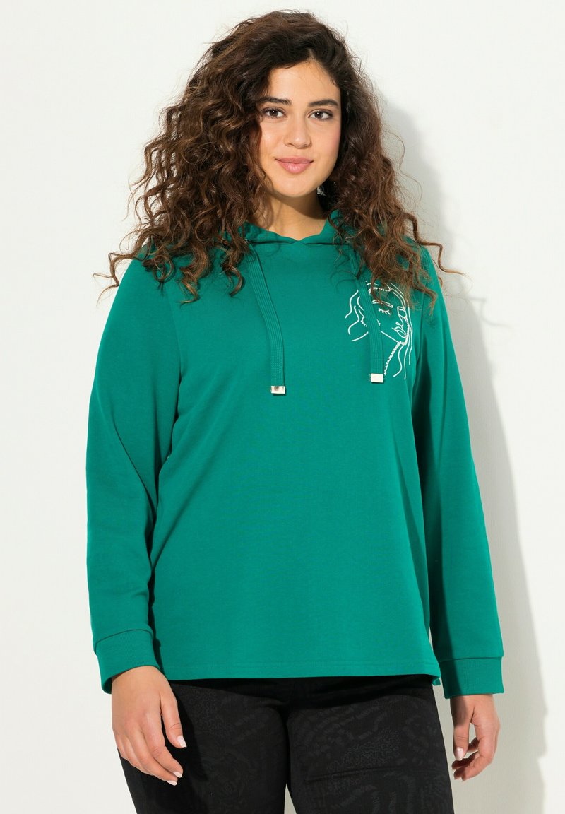 Grön, långärmad hoodie med en avslappnad passform, utrustad med huva och dragsko, samt en minimalistisk linjeteckningdesign på framsidan.