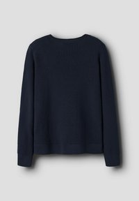 Granatowy sweter dzianinowy z teksturowanym wzorem, długimi rękawami i zaokrąglonym dekoltem; ma ściągacze na dole i na rękawach.