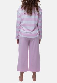 Camicia a maniche lunghe a righe rosa abbinata a pantaloni a gamba larga rosa pallido, realizzati in tessuto morbido, con una vestibilità comoda e un design semplice.