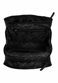 Musta matkakassi, jossa on tilava sisustus, vuorattu tilkkupinnalla ja useita vetoketjullisia taskuja järjestämistä varten.