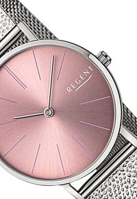 Montre avec bracelet en maille argentée, dotée d'un cadran rond à dégradé rose, de marqueurs horaires argentés et d'un design minimaliste. Nom de la marque 'REGENT' affiché.