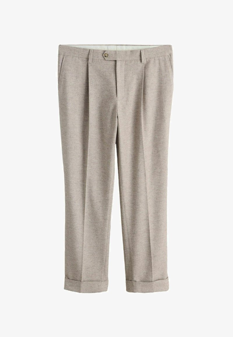 Pantalon beige clair ajusté avec fermeture à boutons, passants pour ceinture, poches latérales et ourlets retroussés.