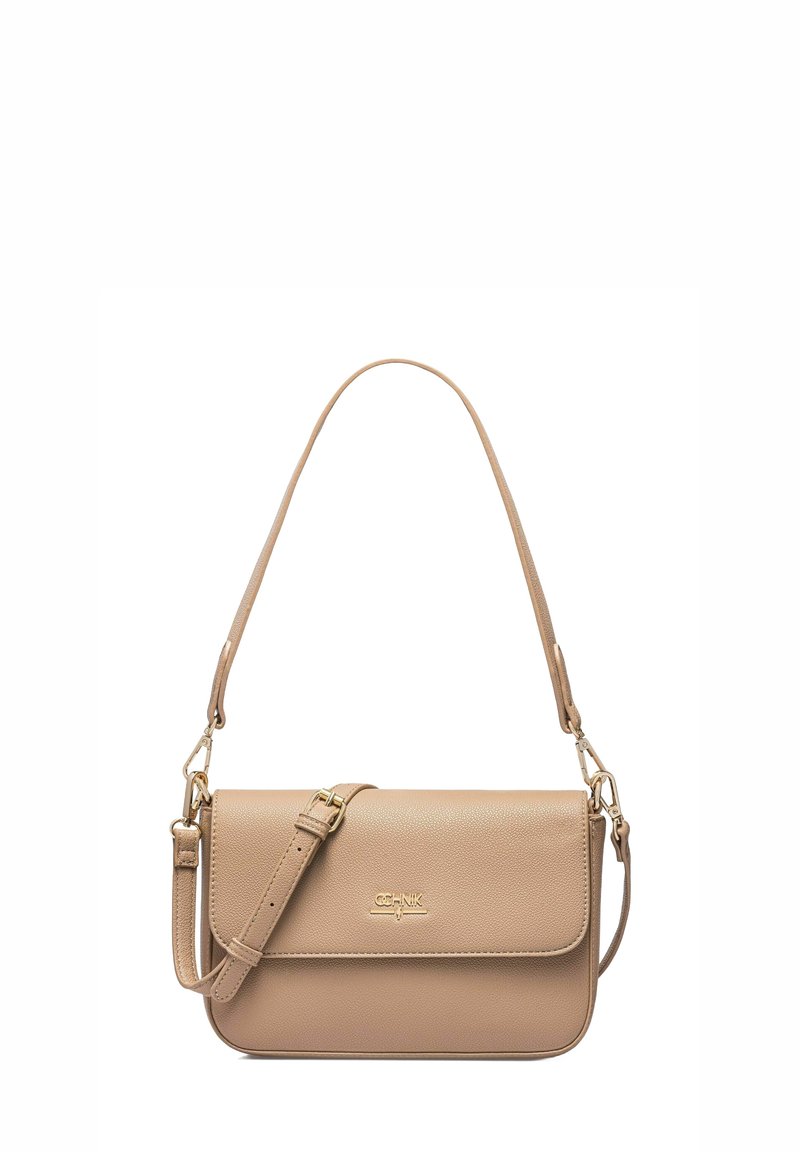 Brązowa skórzana torba na ramię o prostokątnym kształcie, złotymi elementami, regulowanym paskiem oraz klapą z wytłoczonym logo.