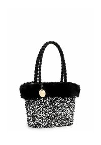 Borsa a tracolla in ecopelliccia nera con manici intrecciati, decorata con paillettes argento. Caratterizzata da una targhetta rotonda in metallo e una parte superiore morbida e testurizzata.