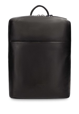 Zaino in pelle nera texturizzata con manico superiore e scomparto principale con zip, forma rettangolare con design minimalista.