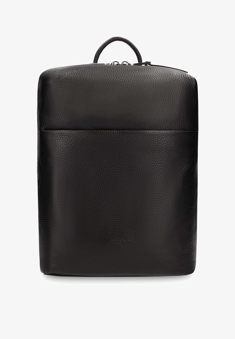 Sac à dos en cuir texturé noir avec poignée supérieure et compartiment principal zippé, forme rectangulaire avec un design minimaliste.
