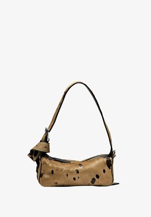 Braun gesprenkelte Kunstfell-Handtasche mit einem gebogenen schwarzen Tragegurt und Reißverschluss. Kompaktes Design mit einer strukturierten Oberfläche und kleinen Akzentdetails.