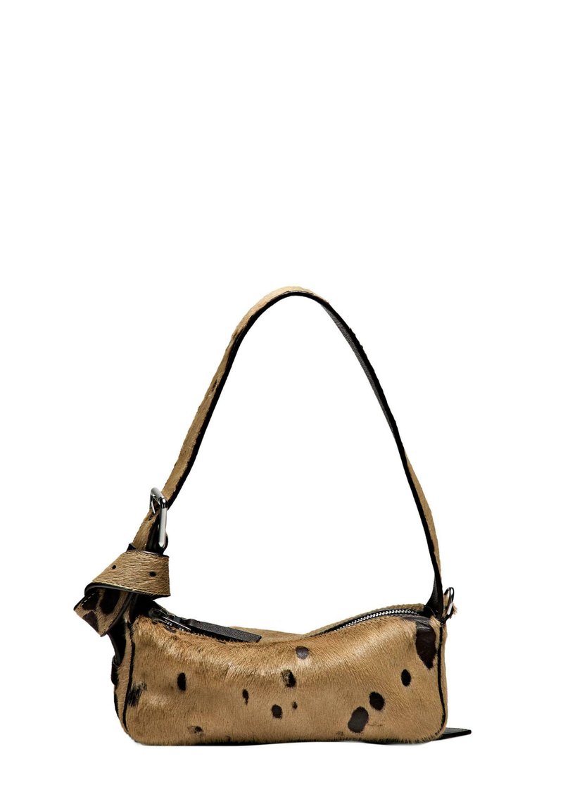 Brun plettet faux fur taske med en sort rem, lynlåslukning og flad bund. Kompakt design med glat tekstur og detaljerede accenter.