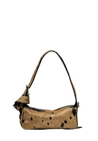 Braun gesprenkelte Kunstfell-Handtasche mit einem gebogenen schwarzen Tragegurt und Reißverschluss. Kompaktes Design mit einer strukturierten Oberfläche und kleinen Akzentdetails.