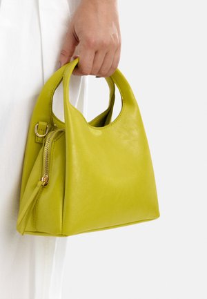 Zielona torba skórzana w kolorze limonki o zróżnicowanej strukturze, z podwójnymi, okrągłymi uchwytami, zapięciem na suwak po boku i gładką teksturą.