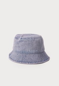 Denim šešir u obliku kante svijetloplave boje, s zaobljenim vrhom, širokim obodom i teksturiranim materijalom s prošivenim detaljima.