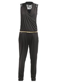 Combinaison noire sans manches avec détail en dentelle aux épaules, haut cache-cœur à col en V, pantalon plissé et fine ceinture dorée à la taille.