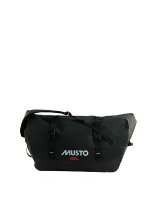 Sac polochon étanche noir Musto 65L avec sangle d'épaule, deux fermetures à boucle et logo rouge et blanc à l'avant.