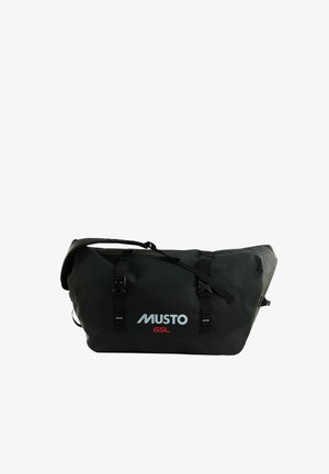 Bolsa de viaje impermeable Musto 65L negra con correa para el hombro, dos cierres de hebilla y logo rojo y blanco en el frente.