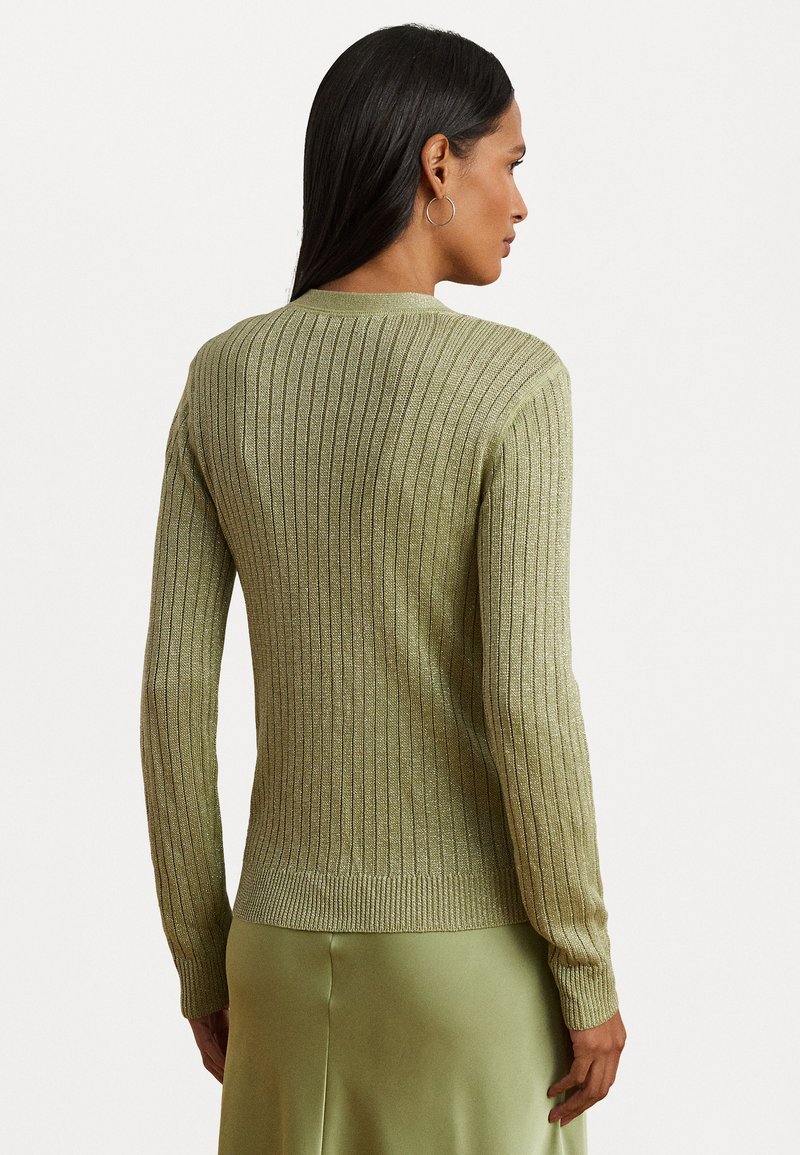 Jersey verde acanalado con mangas largas y escote redondo, hecho de una tela texturizada que presenta un leve brillo.