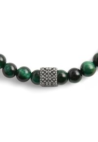 Collar de cuentas con piedras redondeadas en verde y negro, con un cuadrado de plata texturizado que acentúa el centro.