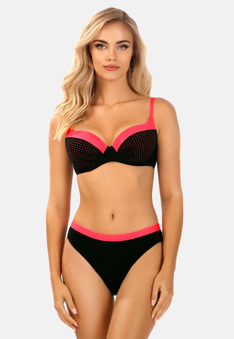 Czarny zestaw bikini z różowymi akcentami; posiada usztywniony stanik z teksturą w kropki oraz dopasowane majtki niskiego stanu z różową gumką w pasie.