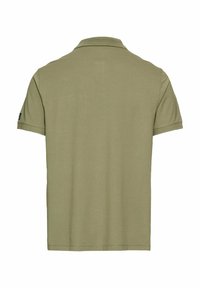 Korte mouwen polo shirt in olijfgroen, gemaakt van zachte katoen. Heeft een geribde kraag en een rechte zoom. Geen zichtbare patronen of accenten.
