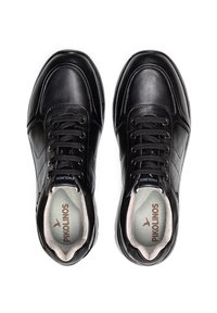 Zapatos de cuero negro con un acabado suave, punta redonda, diseño con cordones, forro interior suave y logo de la marca en la plantilla.