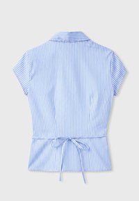 Blouse bleu clair à manches courtes avec des rayures verticales blanches, un col et une ceinture à nouer dans le dos.