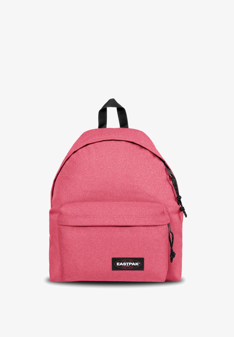 Mochila rosa hecha de tela texturizada, cuenta con un gran compartimento principal, un bolsillo delantero, cremalleras negras y un lazo en la parte superior para colgar.