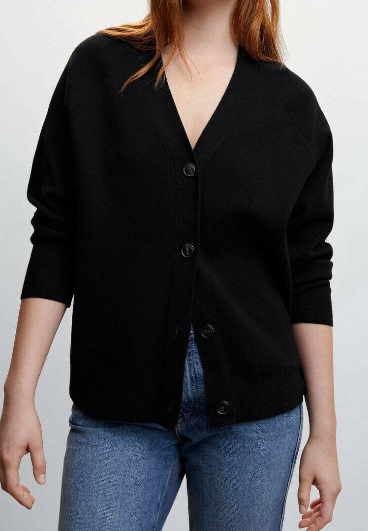 Černý pletený kardigan s V-výstřihem, dlouhými rukávy a pěti knoflíky vpředu, v kombinaci s modrými džínami. Hladká textura.