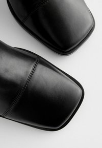 Next Klassikalised poolsaapad - black leather