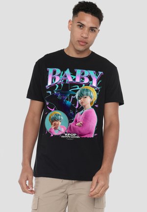 NETFLIX, KPOP DEMON HUNTERS SAJA BOYS BABY HOMAGE - Print T-shirt - black