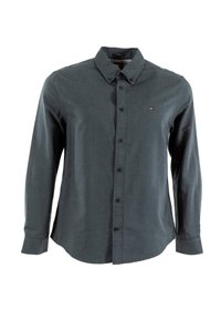 Camisa de botones de manga larga en gris oscuro, hecha de una tela suave, con un cuello clásico y un logo sutil en el pecho, con botones negros.