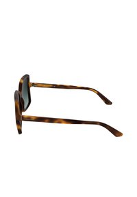 Occhiali da sole tartarugati marroni con forma quadrata, lenti verdi e aste sottili con dettagli in argento e incisione del marchio.