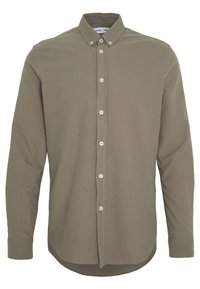 Chemise à manches longues couleur olive avec col boutonné et boutons blancs au centre devant.