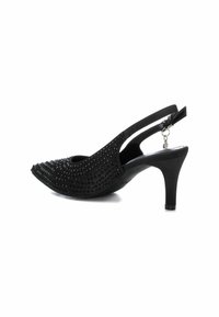 Zapato de tacón tipo slingback negro con punta afilada, adornado con tachuelas, que presenta un tacón moderado y un diseño recortado en los laterales.