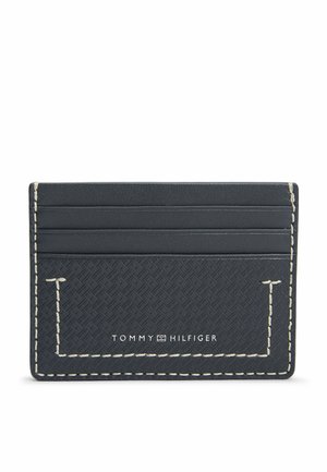 Slim sort Tommy Hilfiger kortholder med tekstureret mønster, hvide syninger og fire kortholdere.