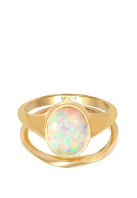 Guldpläterad ring med en oval opalstenen med iriserande färger, monterad i ett slätt band med en vriden design. Stämplad "925."