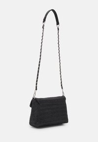 Borsa a tracolla nera intrecciata con una forma strutturata, dotata di una tracolla a catena e una superficie testurizzata, accentuata da un pattina pieghevole.