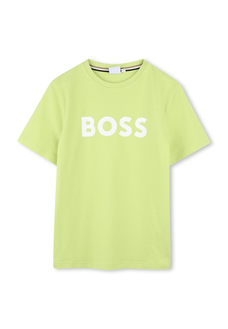 Lys grønn kortermet t-skjorte laget av bomull, med en markant hvit "BOSS" logo på fronten og rund hals.