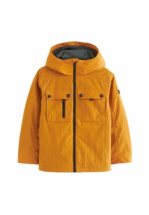 Veste orange résistante à l'eau avec capuche, deux poches poitrine, fermeture éclair noire et finition texturée. Dotée d'une doublure grise à l'intérieur.