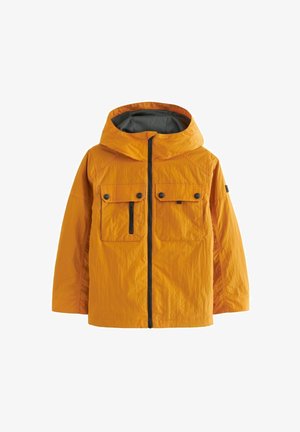 Pomarańczowa, wodoodporna kurtka z kapturem, dwoma kieszeniami na piersi, czarnym zamkiem błyskawicznym i teksturowanym wykończeniem. Wewnątrz znajduje się szara podszewka.